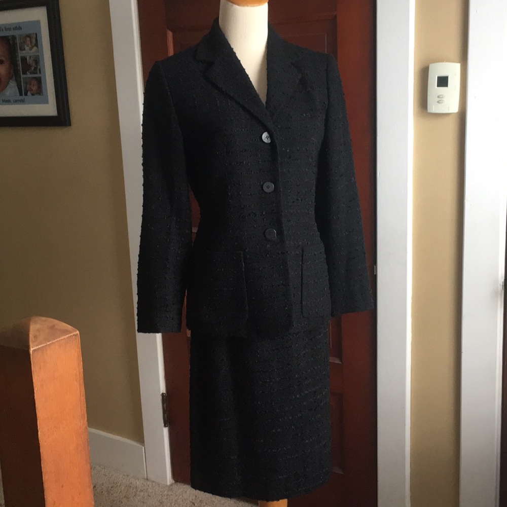 Classy black Le Suit skirt-suit, size 6P